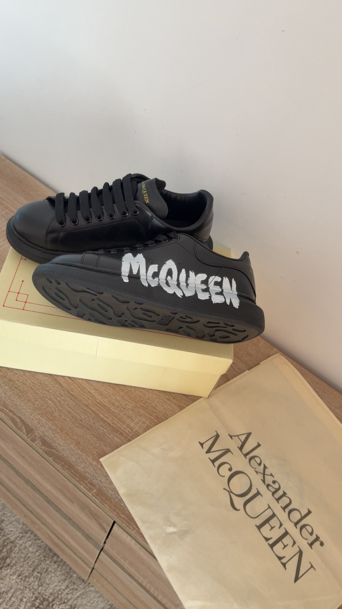 Alexandre Mcqueen Negru Cu Scris Graffiti