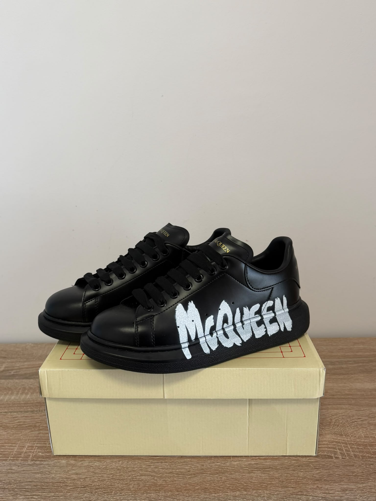 Alexandre Mcqueen Negru Cu Scris Graffiti